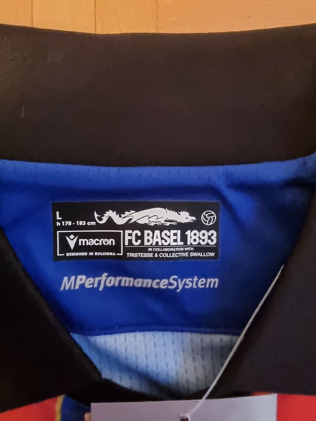 FC Basel Leibchen & Hosen: FC Basel Heimtrikot 2024/2025 – Neu und originalverpackt aus Suhr von  2