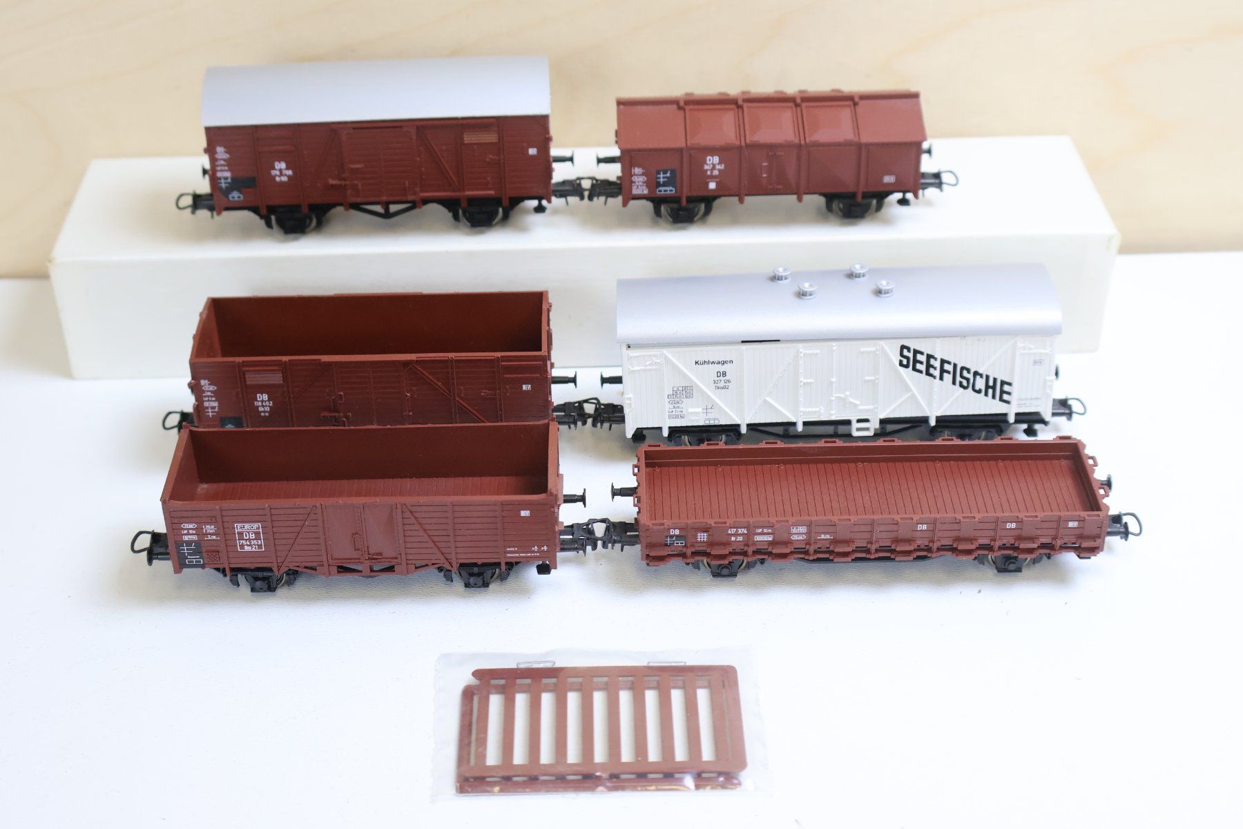Roco Modelleisenbahnen: ROCO 6 x Güterwagen H0 - schönes Set – Gebraucht aus Winterthur von Monstera 2