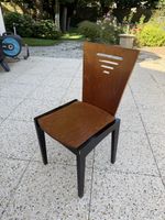 6 chaises identiques. Bois brun clair et noir. État d usage 
