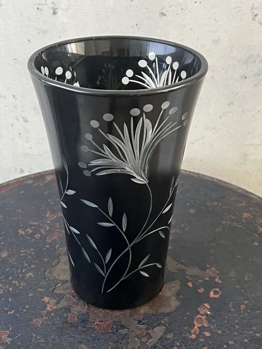Vasi & Recipienti: Antike Glasvase mit eingeschliffenen Blumen – Usato da Wabern venduto da La-Vitrine 7