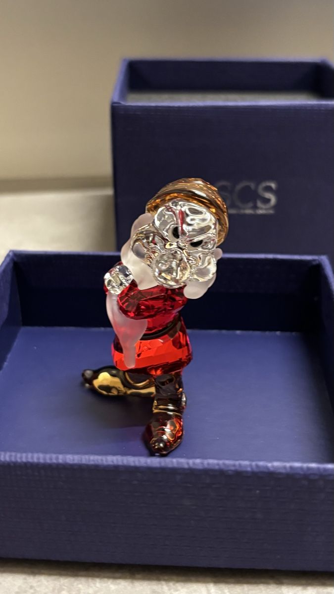 Swarovski Statuette: Swarovski SCS 2019 Exclusive Disney Snow White Grumpy – Nuovo e nell'imballaggio originale da Lausanne venduto da Global.P 1