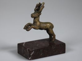 Kleiner Hirsch Bronze Figur auf Steinsockel