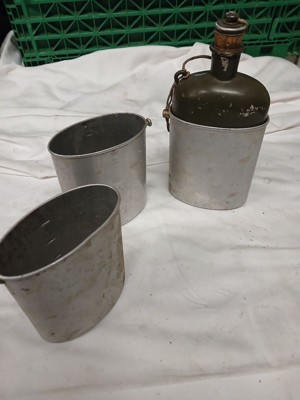 Schweizer Armee Ausrüstung & Ersatzteile: Armeeflasche Armee-Feldflasche mit Bechern gebraucht – Gebraucht aus Belp von Guadalupe84