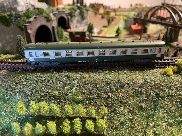 Arnold Modelleisenbahnen: Arnold HN4448 Personenwagen Set (2) Reisezugwagen SNCF – Neu und originalverpackt aus Horgen von jehaupt38