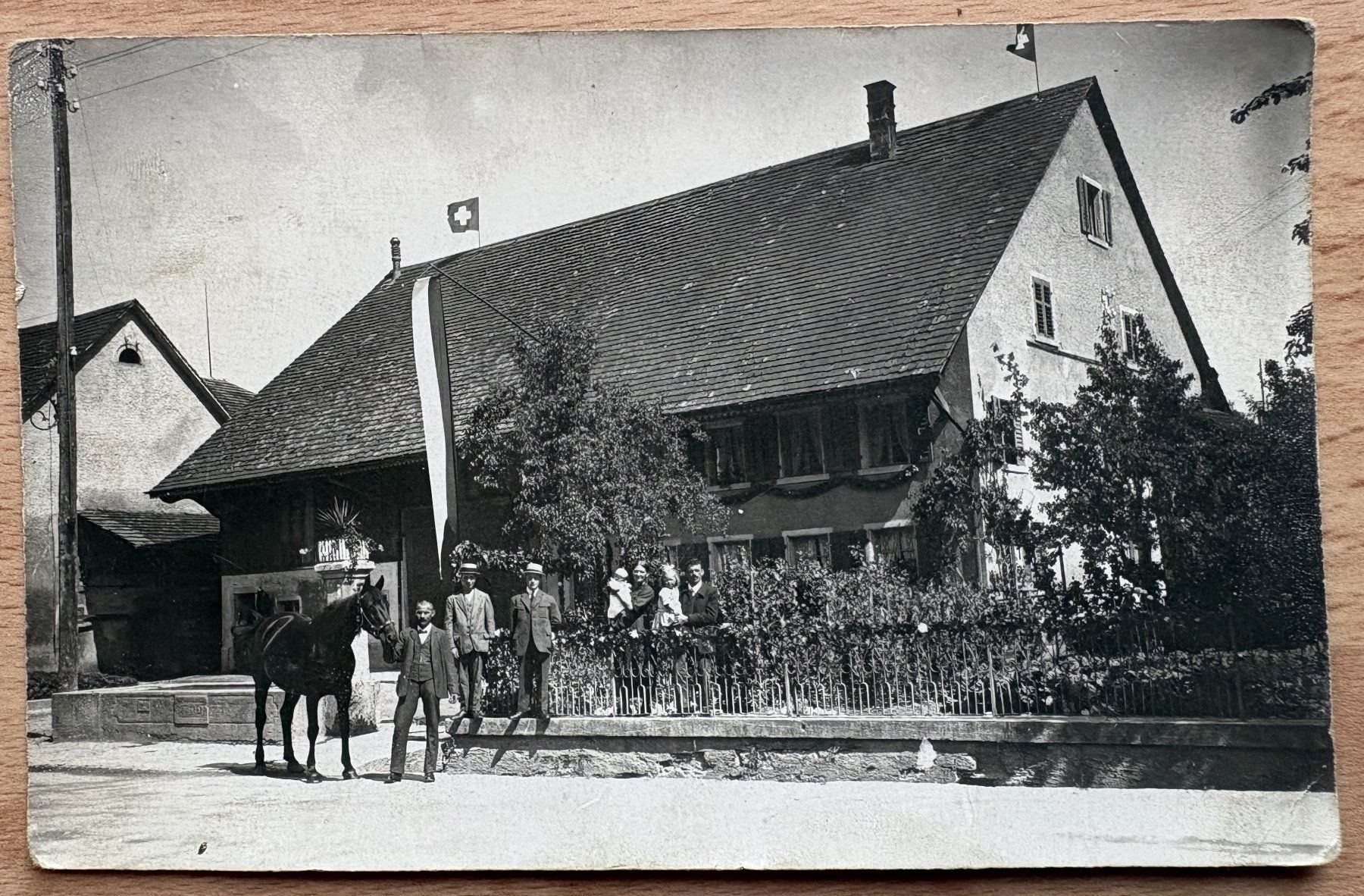 Cartoline postali: Alte Ansichtskarte Gebäude mit Pferd & Persone... – Usato da Neukirch-Egnach venduto da Phion 2