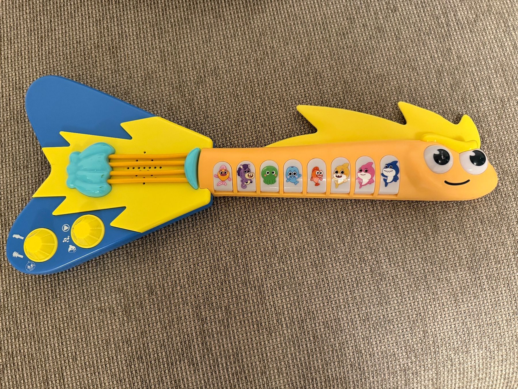 Giocattoli: Baby Shark Gitarre, englisch – Usato da Pfäffikon SZ venduto da Syndrome379