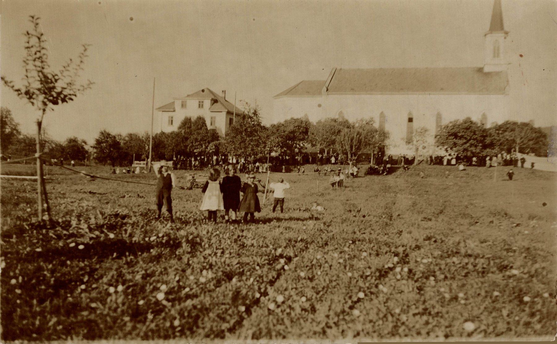Cartoline postali: Familienfoto vor Ort mit Menschenmenge – Usato da Bronschhofen venduto da Astore