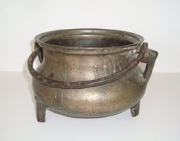 uralter Bronze Kessel, 3-Bein, signiert "HPR"