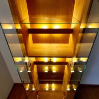 Luxuriöse Designervitrine mit Beleuchtung Massivbuchenholz