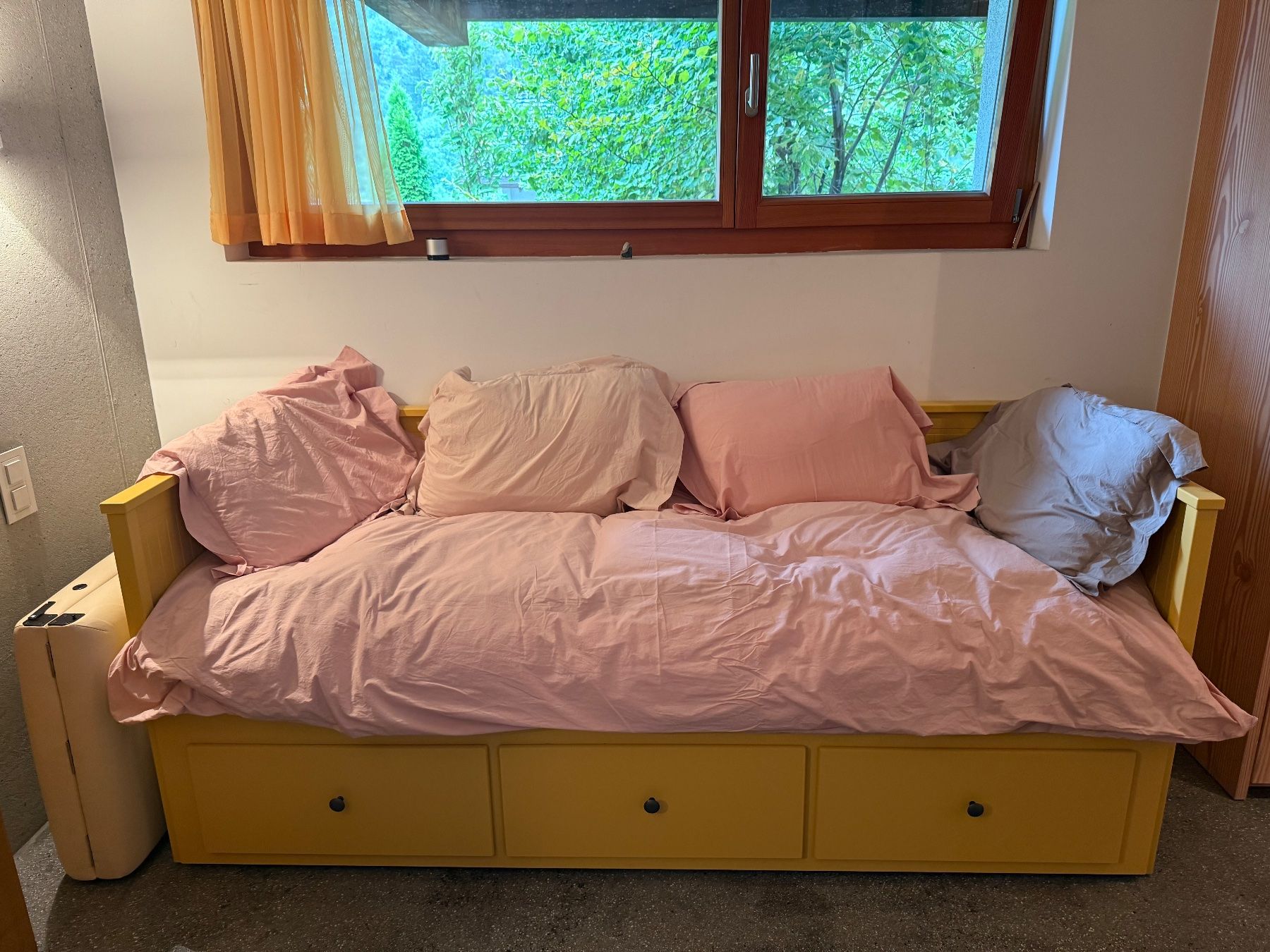 Ikea Betten: Hemnes Sofa lit /comme neuf – Gebraucht aus Vollèges von mou_6yk8