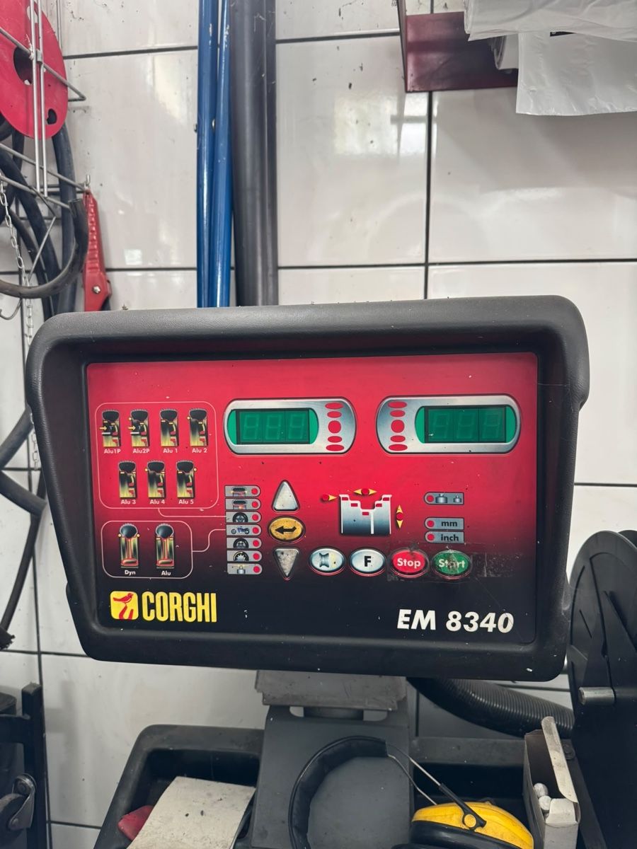 Corghi Alle Maschinen: Auswuchtmaschine  – Gebraucht aus reiden von AAAE 2
