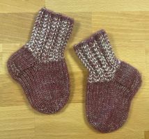 Babysocken 💜🤍 - handgestrickt - ab ca. 3 Monate - NEU