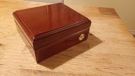 Schöner Humidor mit Zubehör