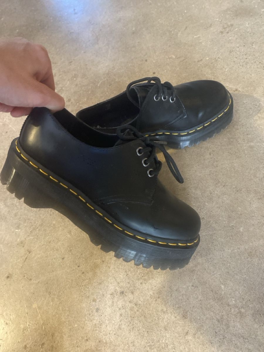 Dr. Martens Chaussures femmes: Dr. Martens Schnürschuhe Schwarz Plattform Grösse 39 – D'occasion à Bern par LuuPLAEN 1