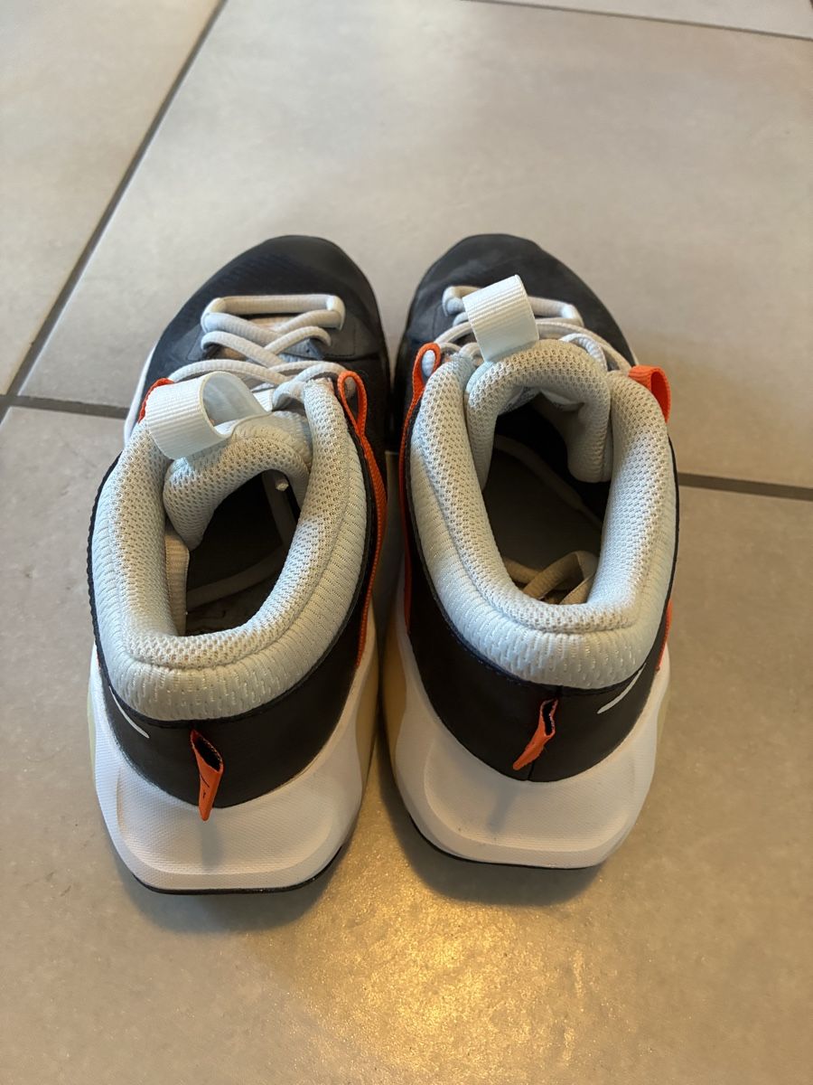 Nike Scarpe per ragazzi: Nike Basketballschuh Gr.36.5 – Usato da Thun venduto da Cypresses 3