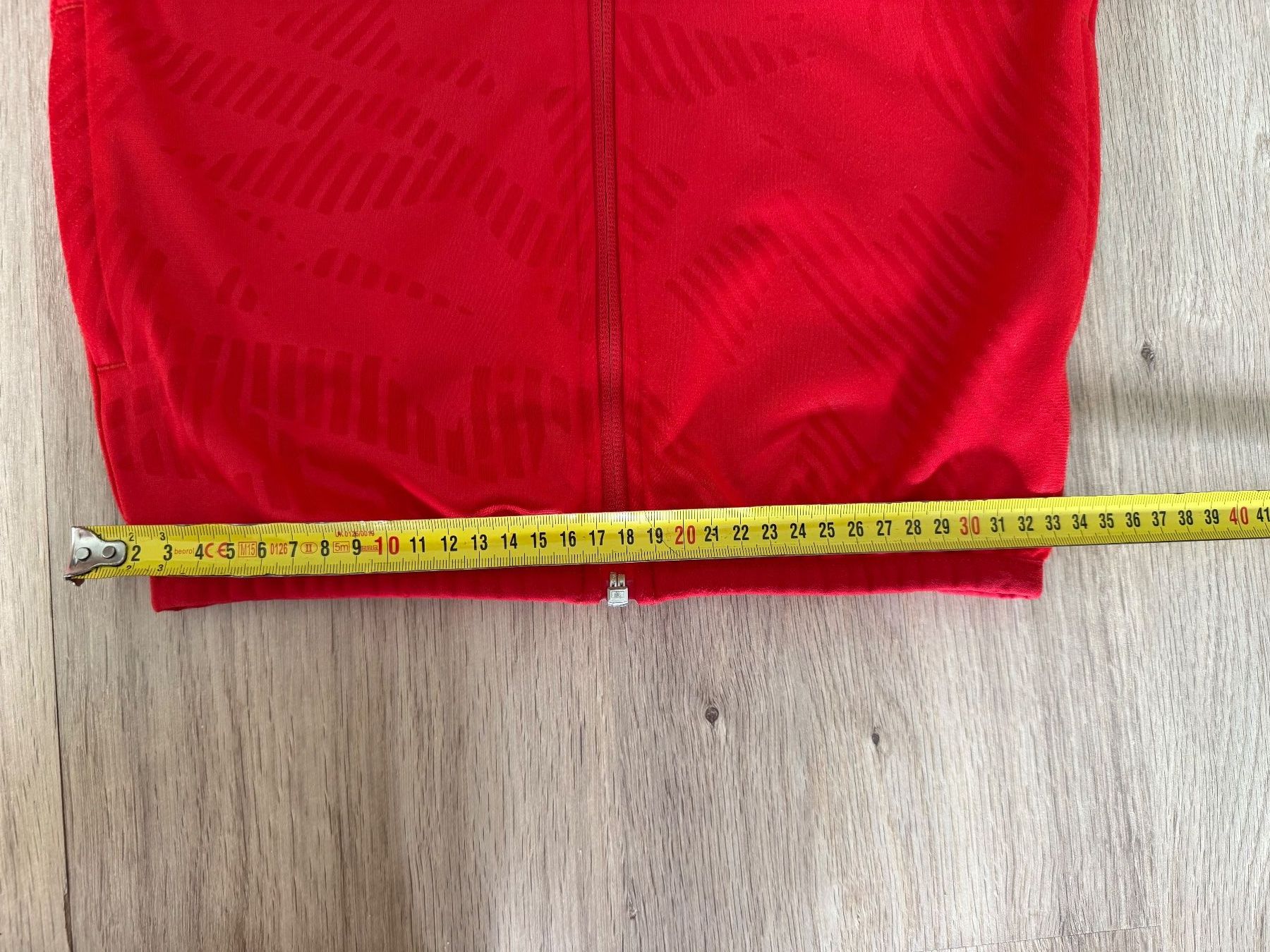 Giacche: Schwarz-rote Puma Trainerjacke Grösse 140 – Usato da Oberburg venduto da Serbus 1