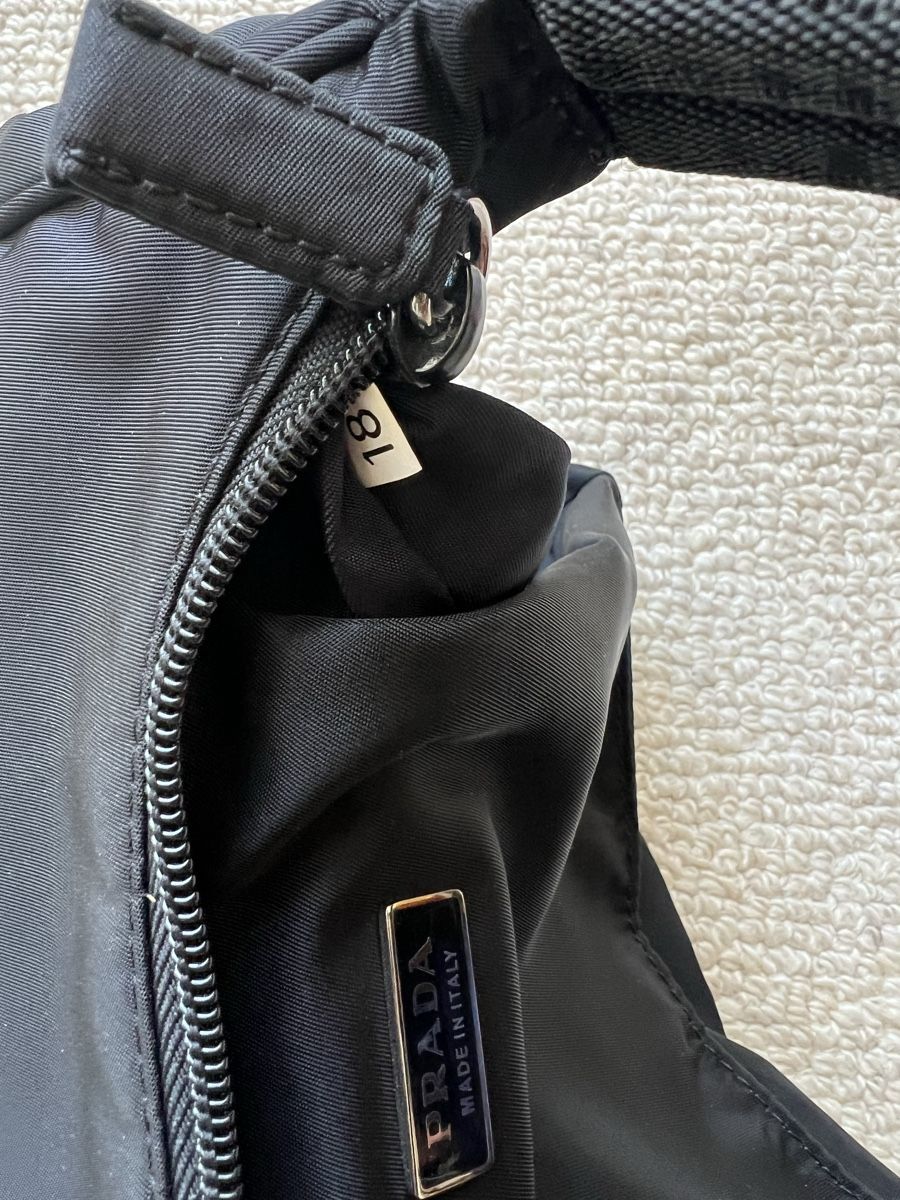 Prada Borse da donna: Prada mini Handtasche aus Nylon – Schwarz – Usato da Zürich venduto da ClosetKTT 6
