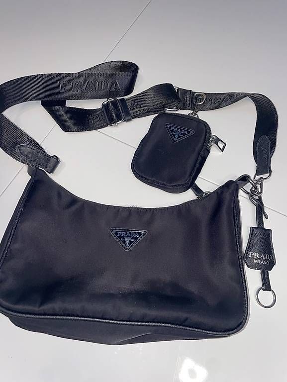 Taschen für Damen: PRADA NYLON SCHULTERTASCHE MIT MINI-POUCH – Gebraucht aus Ebikon von lau_vnq7