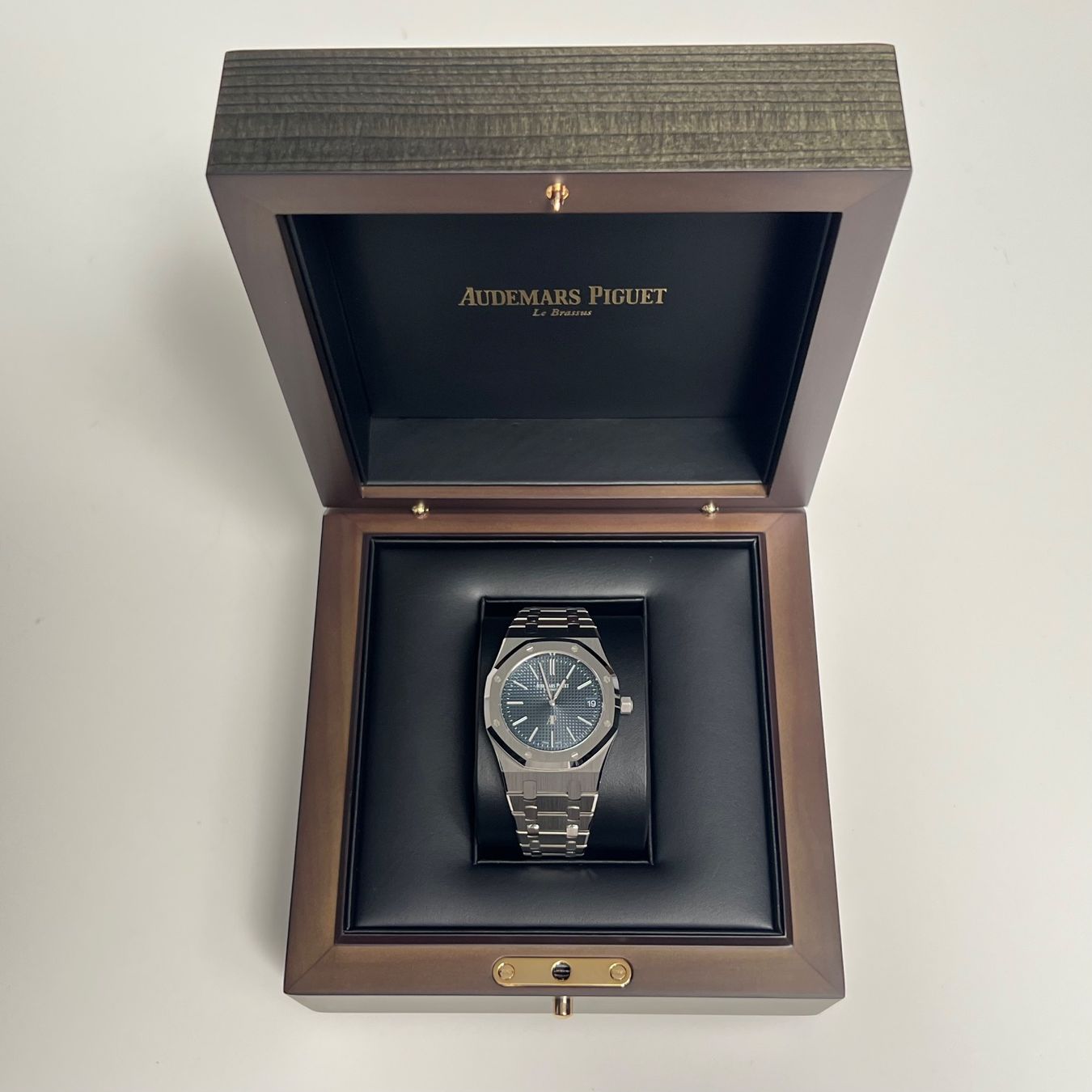 Audemars Piguet Uhren: Audemars Piguet Royal Oak Jumbo Extra-Thin Full set 2025 – Neu und originalverpackt aus Grand-Lancy von Zephyr.26