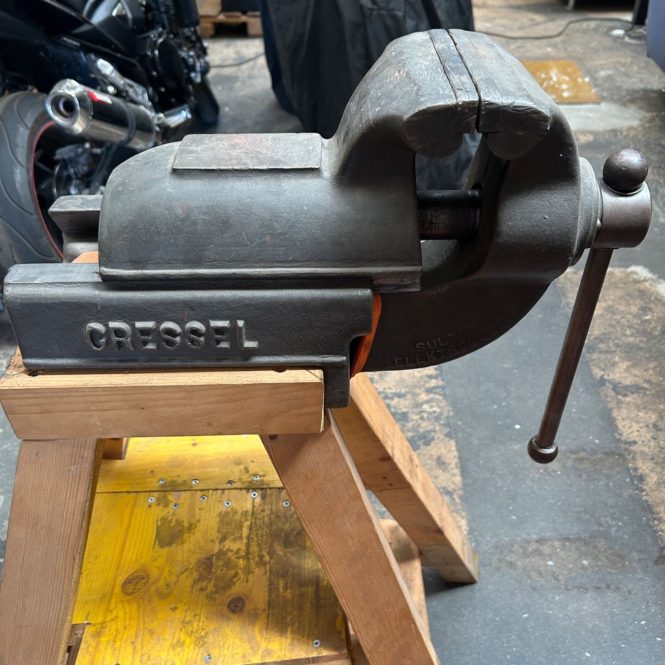 Gressel Alle Werkzeuge: Grosser Massiver Gressel Schraubstock 150mm auf solidem Bock – Gebraucht aus Untersiggenthal von sinamoll