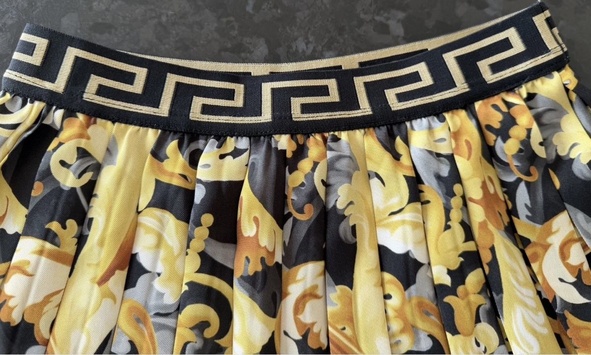 Versace Anzüge: Versace suit girl  – Gebraucht aus Lausanne von Loyal_8 6