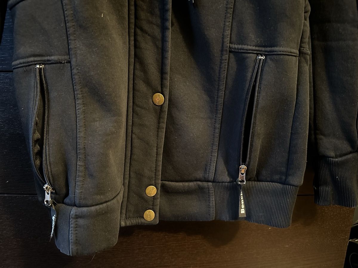 Bench Giacche: Bench Jacket: Black, hooded, perfect for cooler weather – Usato da Zürich venduto da Yuece 8