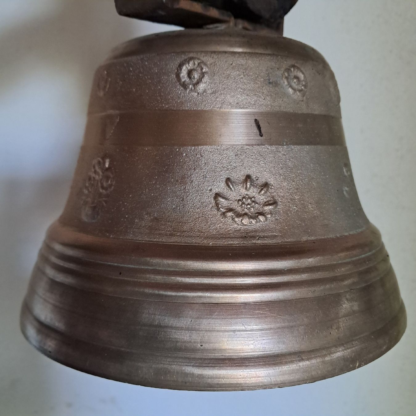 Glocken & Treicheln: ALTE  ALBERT GUSSET GLOCKE  – Gebraucht aus Murten von SHETHOF 3
