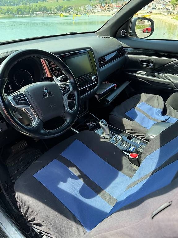 Autos: Outlander 2.4 PHEV Style 4WD Automatic – D'occasion à Les Bioux par mkav 1