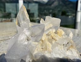 Wild und schön Bergkristall! Sie strahlt Licht und Glanz.