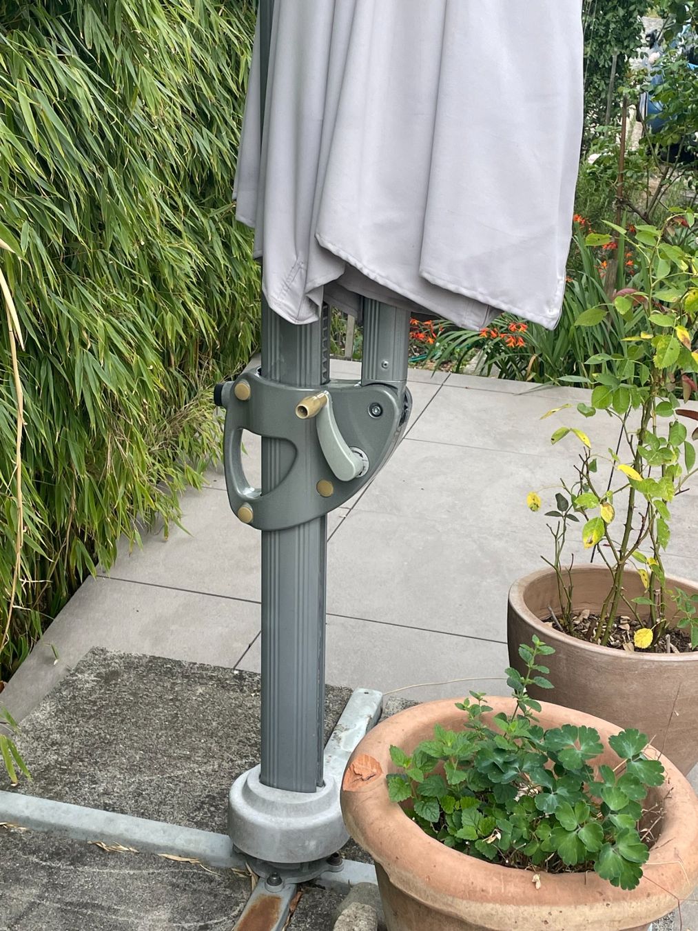 Ombrelloni: grosser stabiler Ampel -  Sonnenschirm – Usato da Niederweningen venduto da mirabet 1