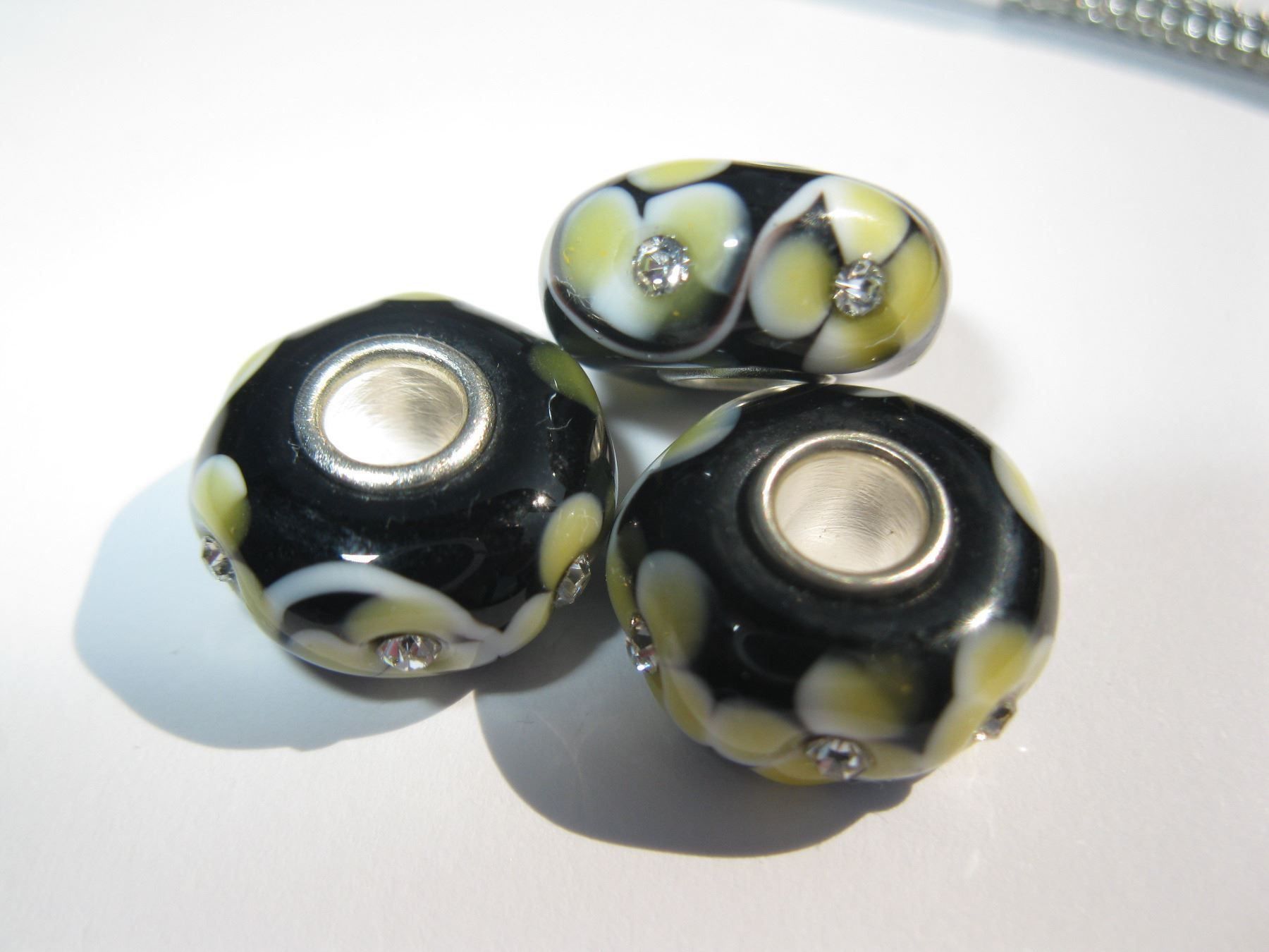Perle (finte): Grosslochperle, Glas Bead schwarz/gelb mit Strass – Nuovo e nell'imballaggio originale da St. Margarethen TG venduto da LuanaKa