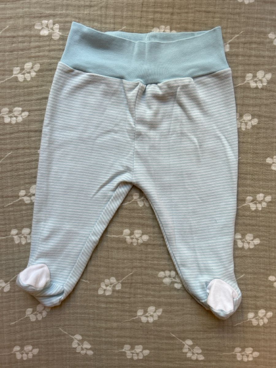 Pantaloni: Hose mit Füsschen gestreift Hellblau und Weiss 62 – Usato da Basel venduto da tgrobelnik