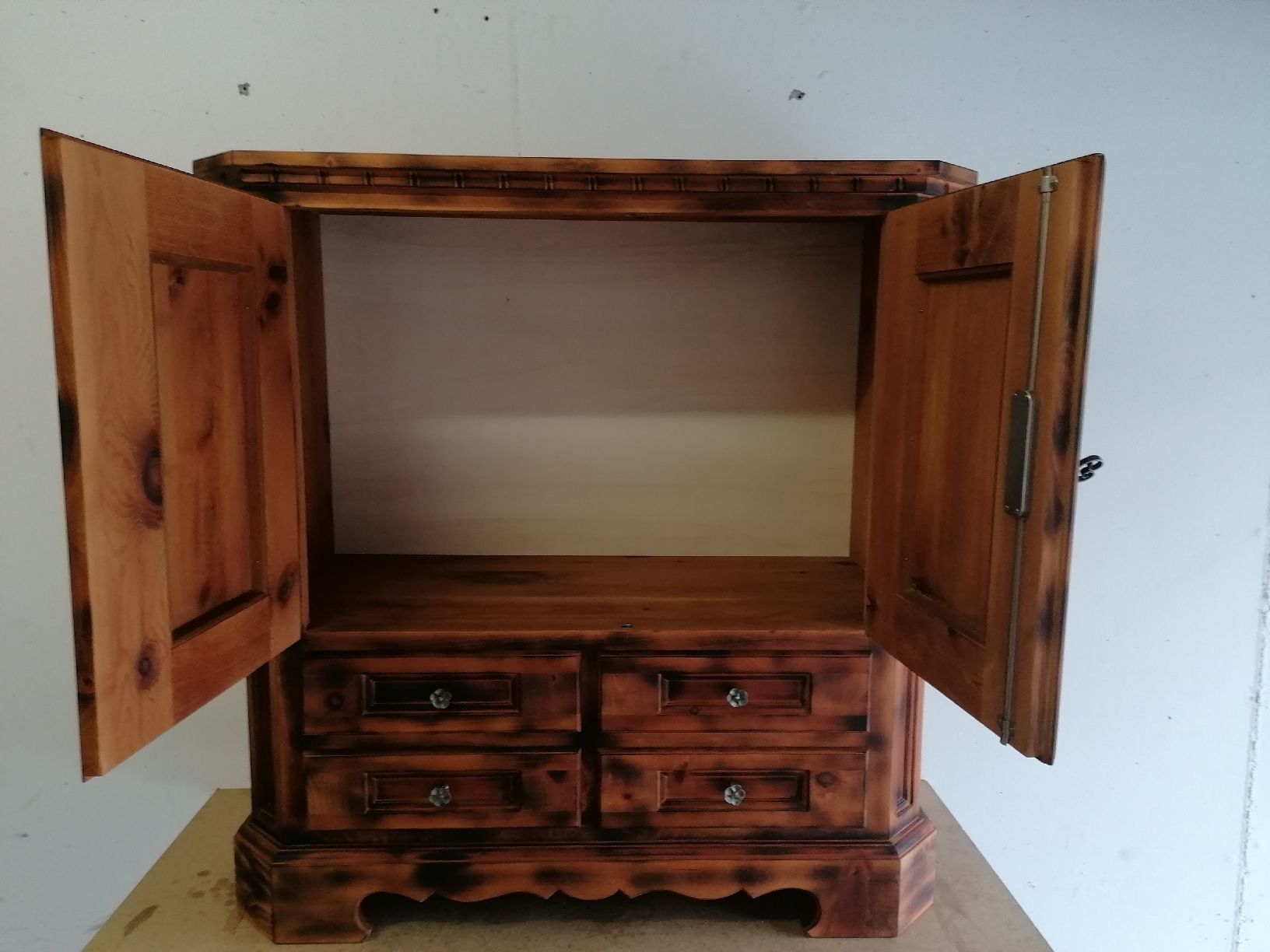 Articoli in legno: Arvenholz Kommode  – Usato da Schleitheim venduto da Hotpoyo 1