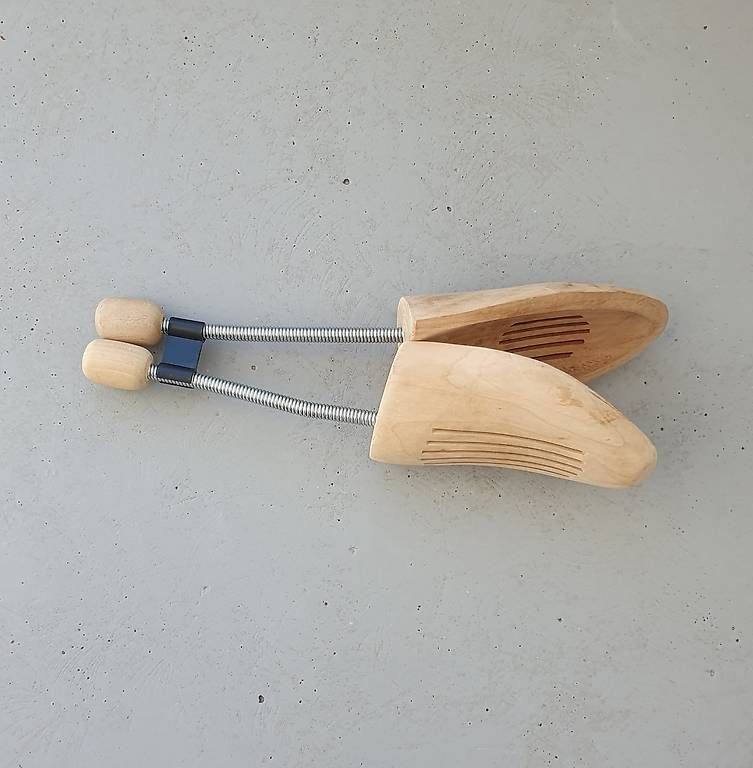Sonstige Kleidung & Accessoires: Embauchoirs en bois de chêne 44 - 45 – Gebraucht aus Servion von meno999 3