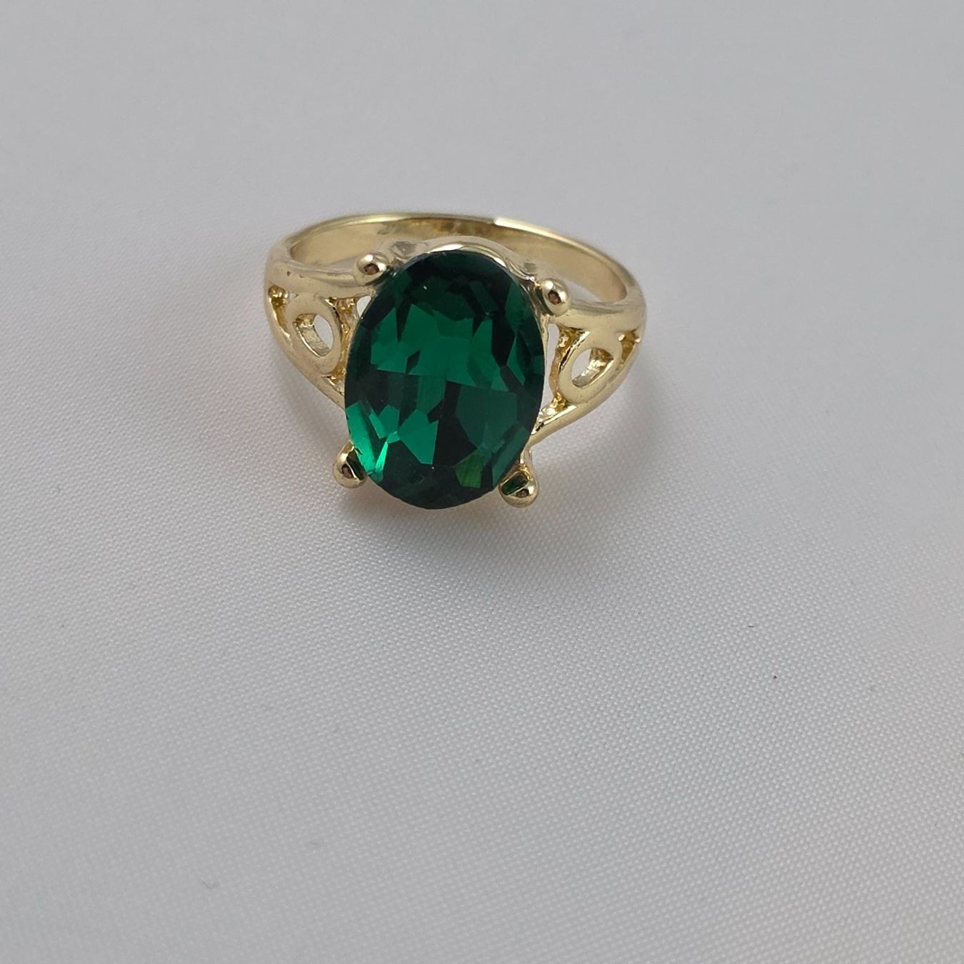 Ringe: Goldfarbener Ring mit grünem Stein S/M           681 – Gebraucht aus Wald ZH von Martin79