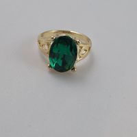 Goldfarbener Ring mit grünem Stein S/M           681