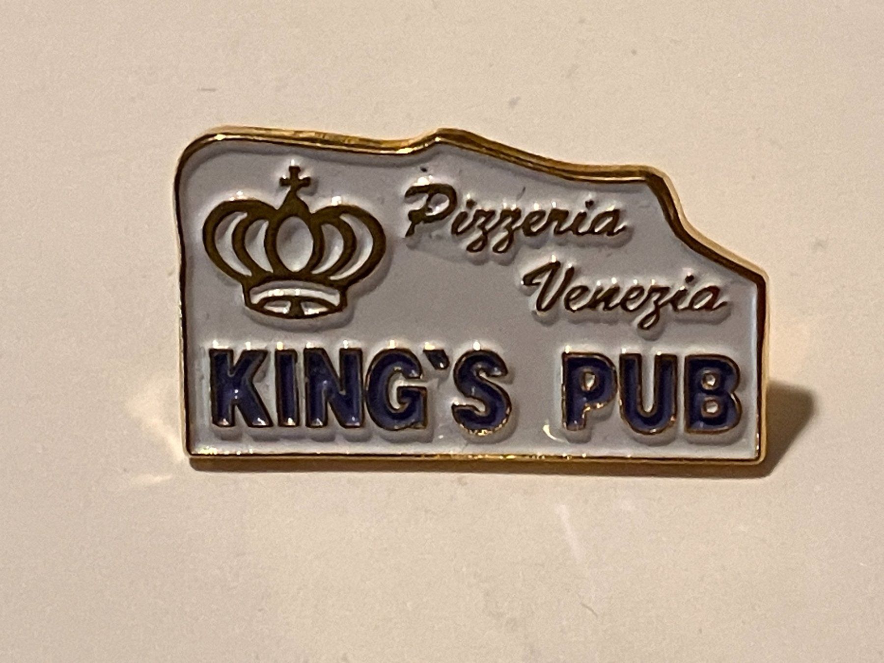 Placchette & Badge: 1 Pin King's Pub Pizzeria Venezia – Usato da Basel venduto da djwwpp