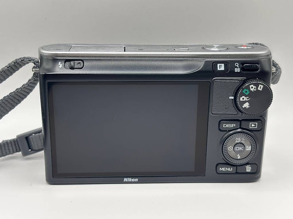 Nikon Fotocamera: Nikon 1 J2 Silber - kompakte Systemkamera mit OVP – Usato da Merenschwand venduto da Sbj 1