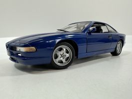 BMW 850 CSI (E31) 1:18, dunkelblau, REVELL, inkl. OVP
