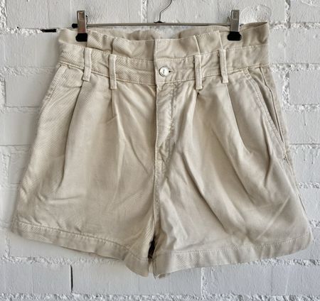 ZARA High-Waist Shorts in Beige / Gr. EUR 38