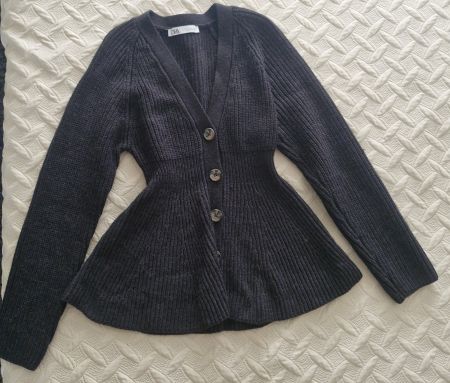 ZARA Strickjacke / Cardigan mit Schößchen (Peplum) - S