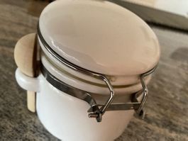 Keramik-Vorratsdose Vintage mit Holzloeffel, Zucker/Salz usw