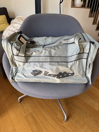 Lotto Sporttasche, geräumig und in ausgezeichnetem Zustand.