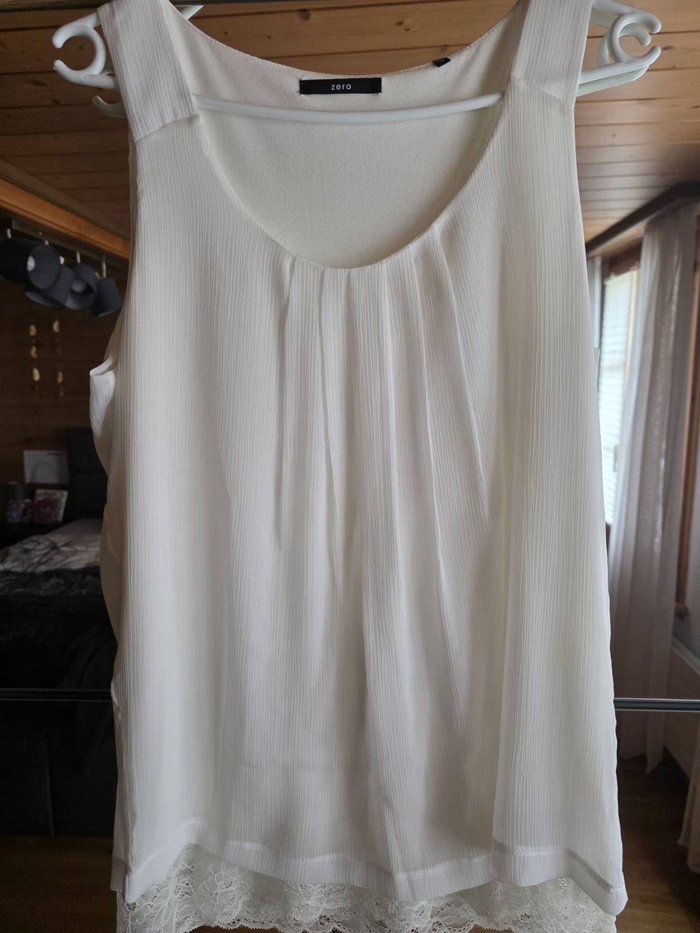 Top: Schönes Top in Weiss mit Spitze von Zero, Grösse 38 – Nuovo (secondo la descrizione) da Kandersteg venduto da nvo_65py
