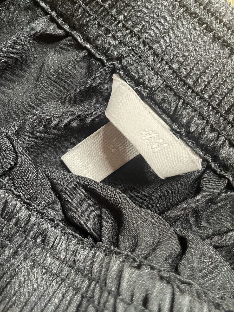 H&M Röcke: Schwarzer Satinrock H&M, Grösse 34 – Gebraucht aus Basel von car_bgg7 2