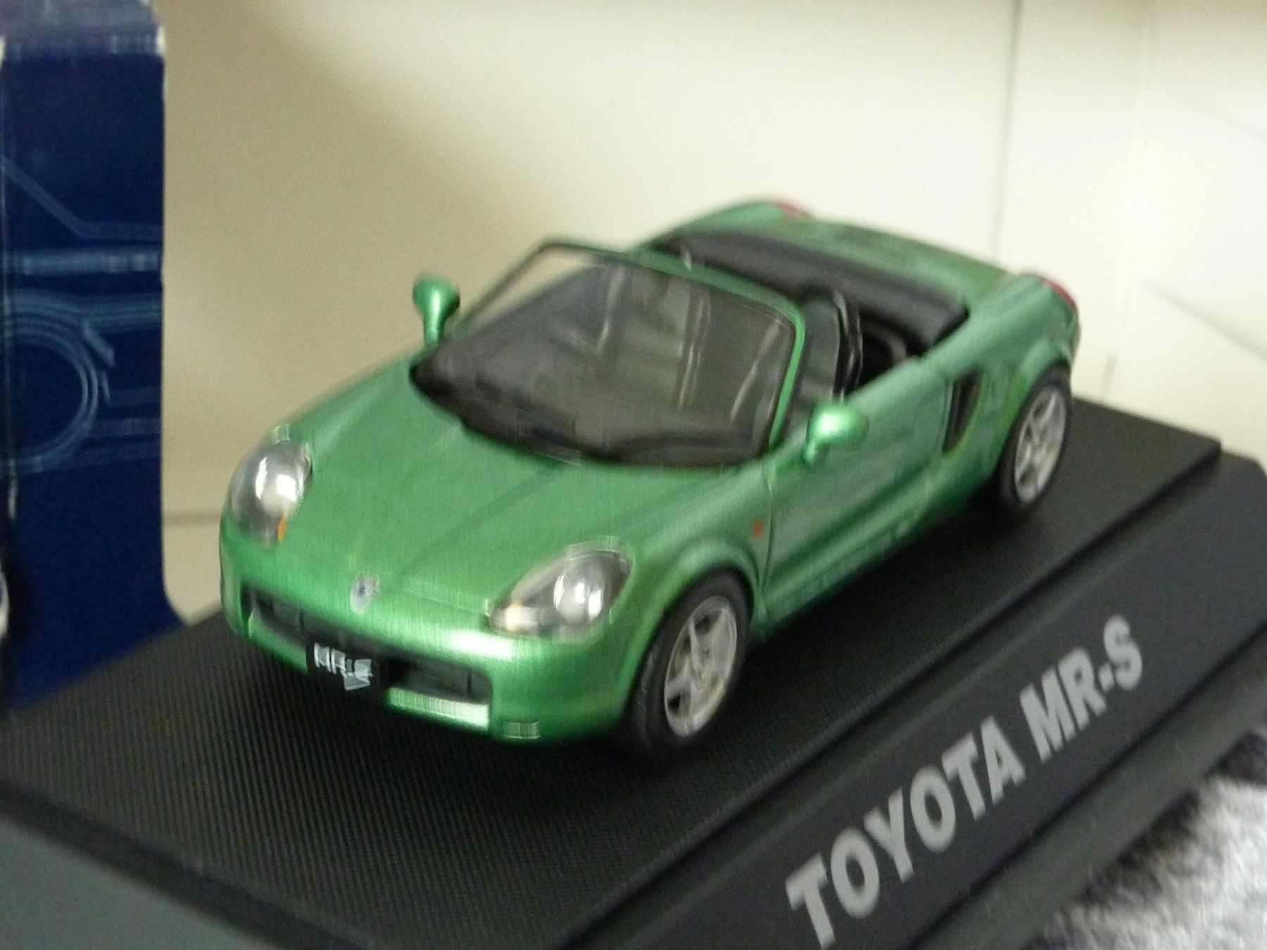 Toyota Modellini d'auto: Toyota MR2  1:43 – Nuovo e nell'imballaggio originale da Dürrenäsch venduto da modellautos4you