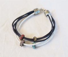 Armband mit Lederbänder und Strassperlen