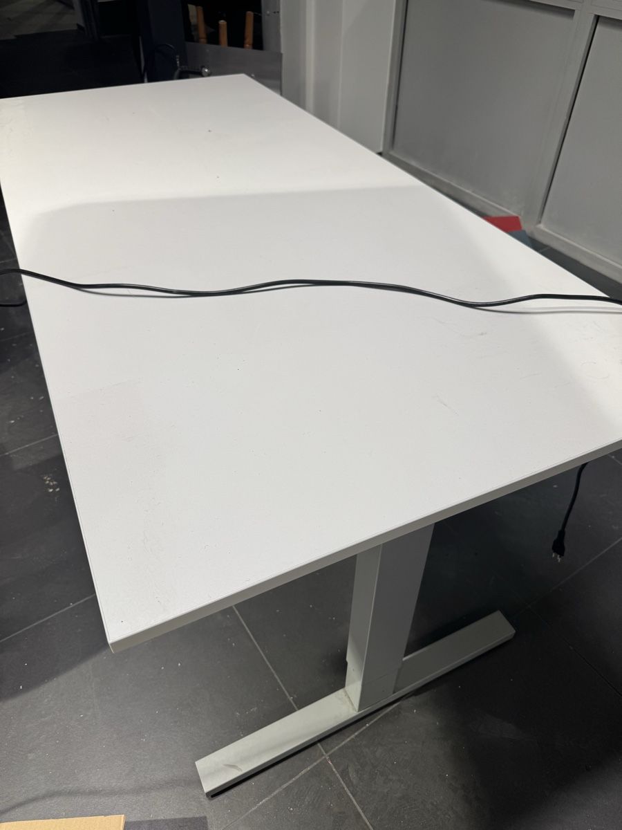Tables: Höhenverstellbarer Tisch  – D'occasion à St.Gallen par tho_6bct 2