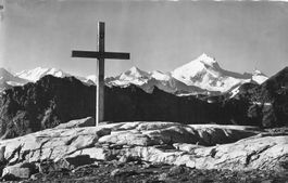 Lötschenpass (VS) Bergkreuz und Alpenpanorama