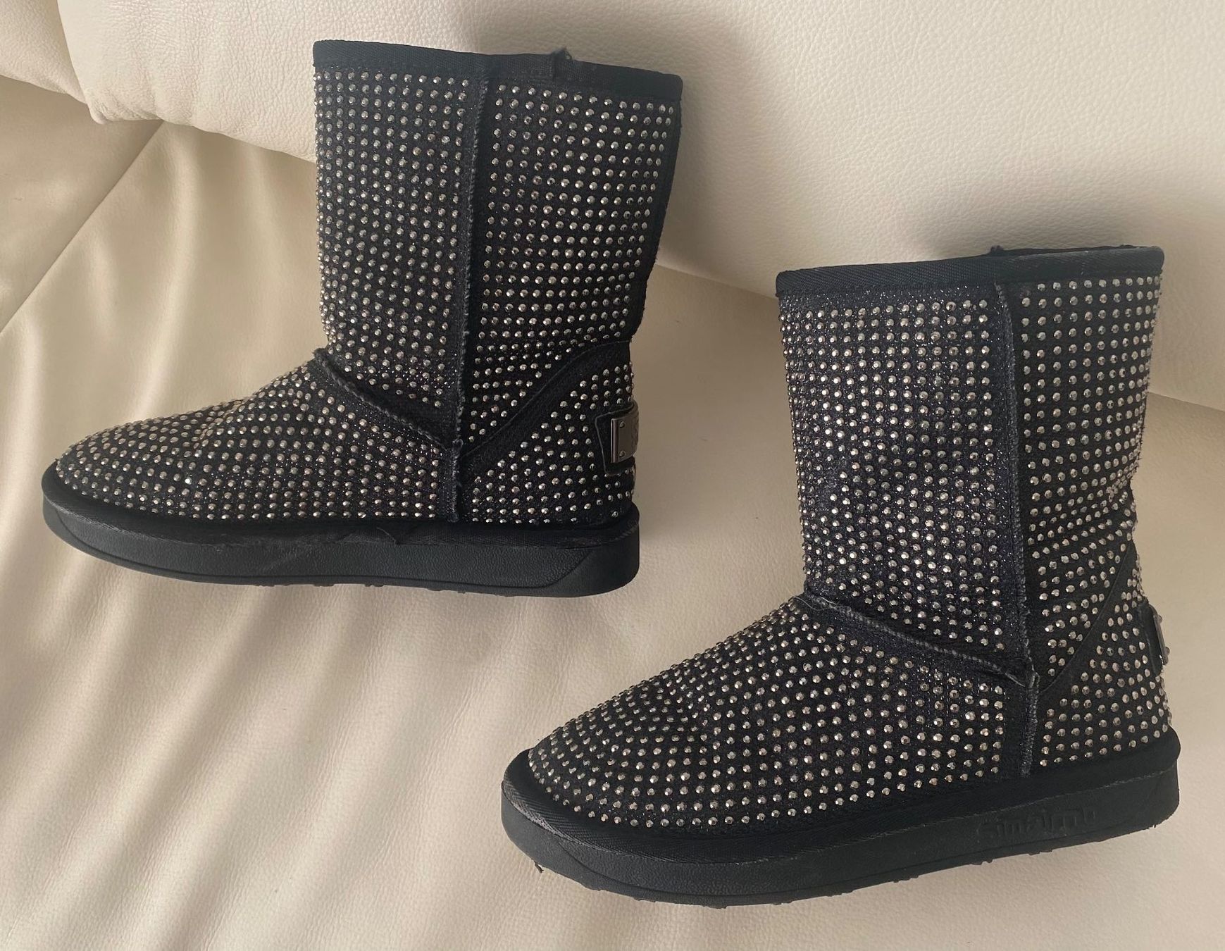 Ugg Scarpe da donna: EYECATCHER - edle UGG Styl Stiefeletten mit Décor, nero, 38 – Usato da Winkel venduto da ferrari2022 3